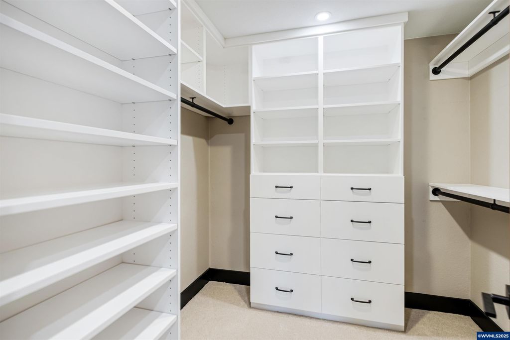 Image 26 of property listing at 6057 Peaceful Ln, Silverton, OR 97381