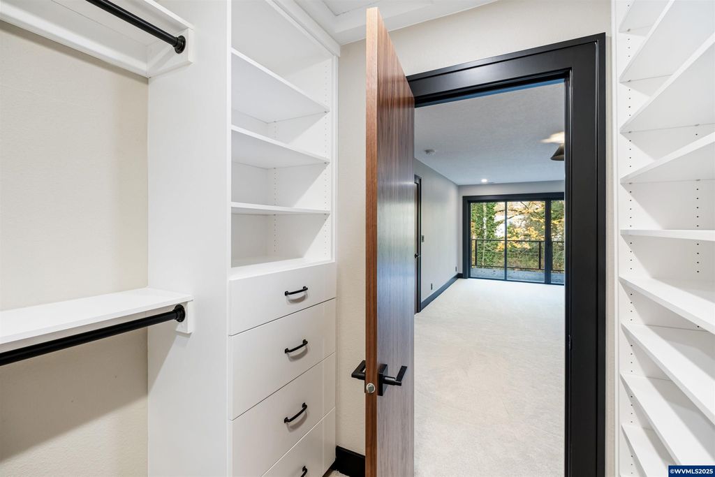 Image 27 of property listing at 6057 Peaceful Ln, Silverton, OR 97381