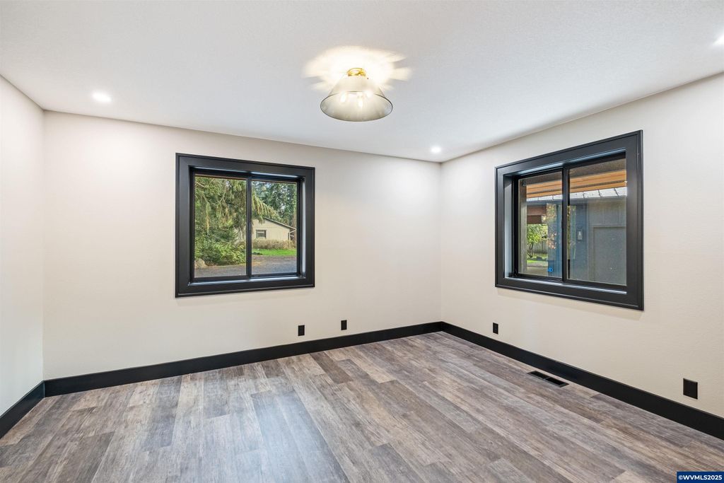 Image 30 of property listing at 6057 Peaceful Ln, Silverton, OR 97381