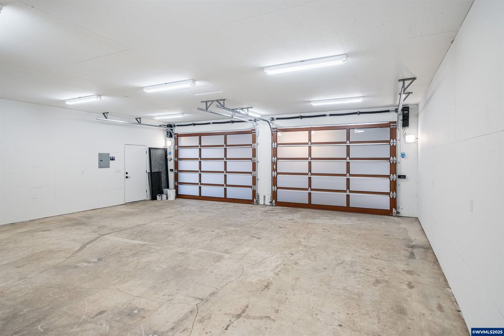 Image 34 of property listing at 6057 Peaceful Ln, Silverton, OR 97381