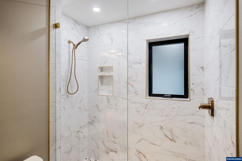 Image 41 of property listing at 6057 Peaceful Ln, Silverton, OR 97381