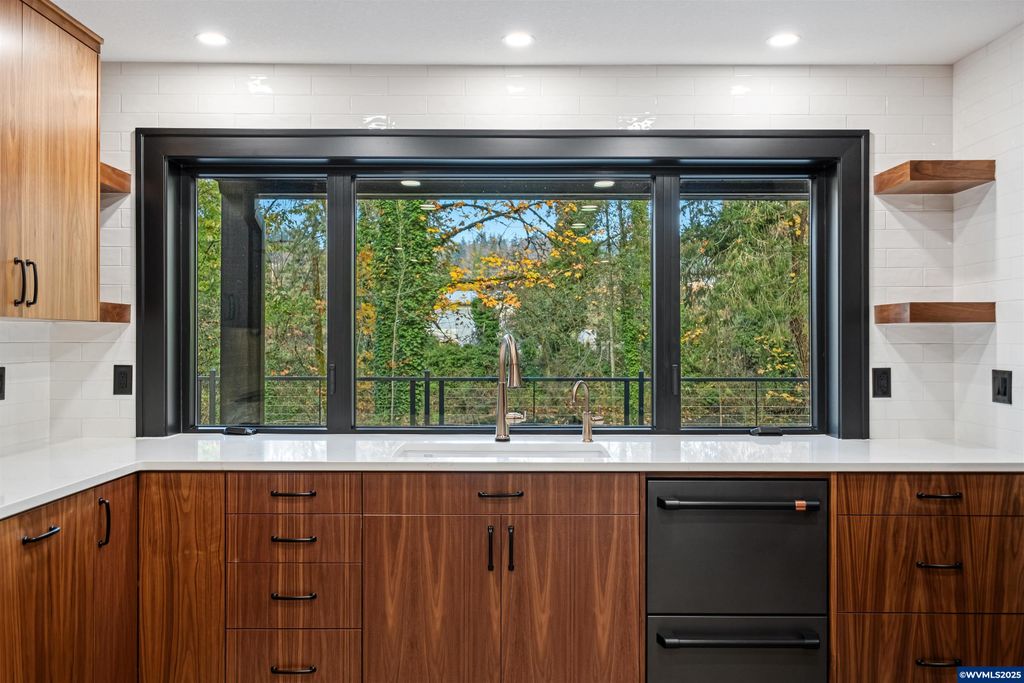 Image 46 of property listing at 6057 Peaceful Ln, Silverton, OR 97381