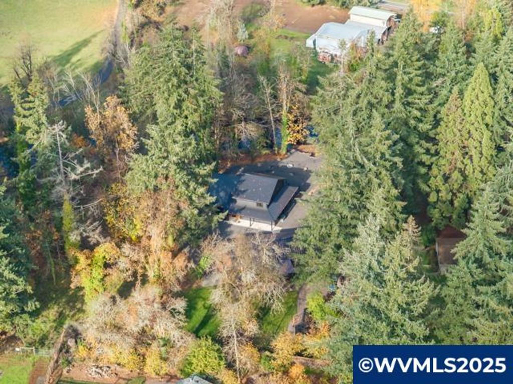 Image 5 of property listing at 6057 Peaceful Ln, Silverton, OR 97381