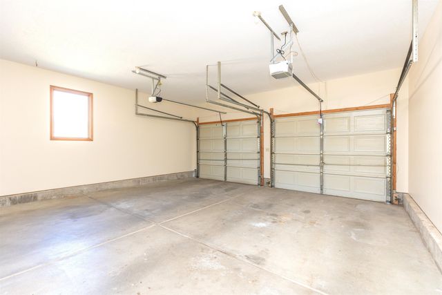 2342 Shalimar Dr, Salina, KS 67401