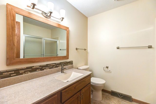 2342 Shalimar Dr, Salina, KS 67401