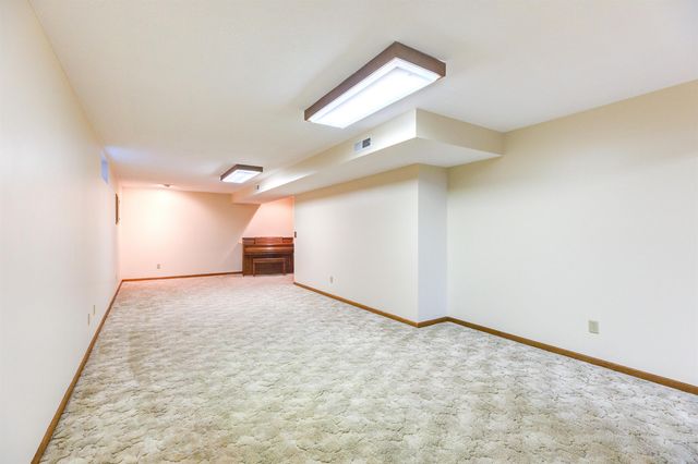 2342 Shalimar Dr, Salina, KS 67401