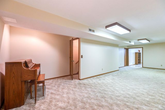 2342 Shalimar Dr, Salina, KS 67401