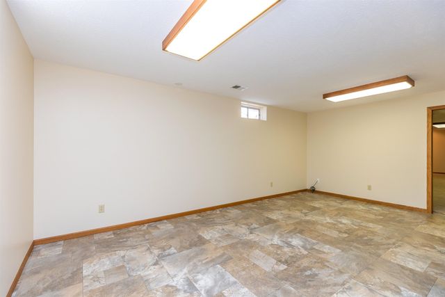 2342 Shalimar Dr, Salina, KS 67401