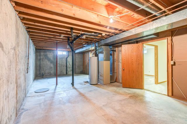 2342 Shalimar Dr, Salina, KS 67401