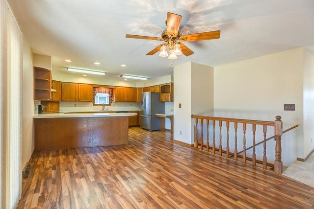 2342 Shalimar Dr, Salina, KS 67401