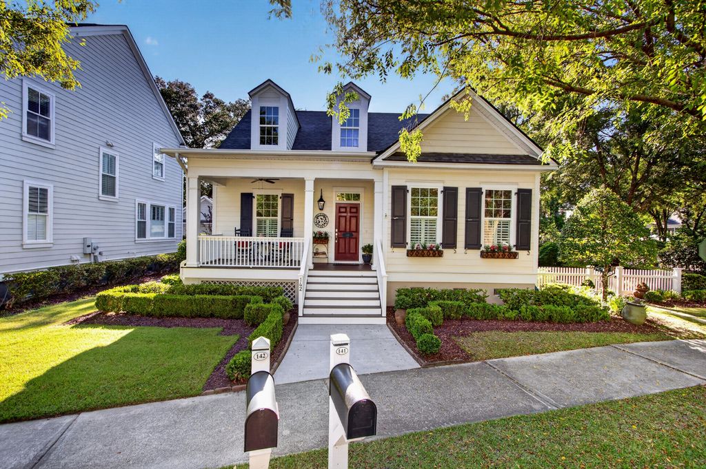 Image 1 of property listing at 142 Donning Drive, Summerville, SC 29483