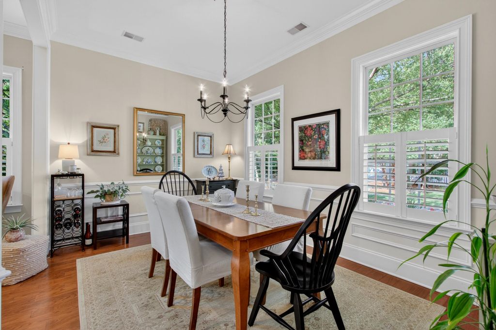 Image 11 of property listing at 142 Donning Drive, Summerville, SC 29483