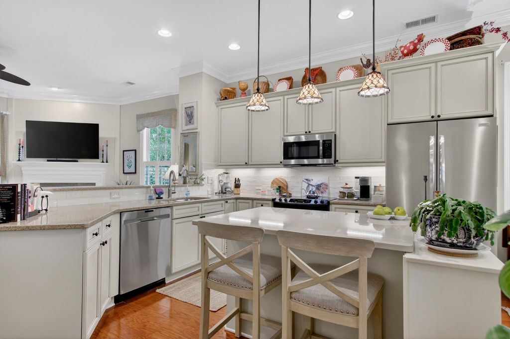 Image 14 of property listing at 142 Donning Drive, Summerville, SC 29483
