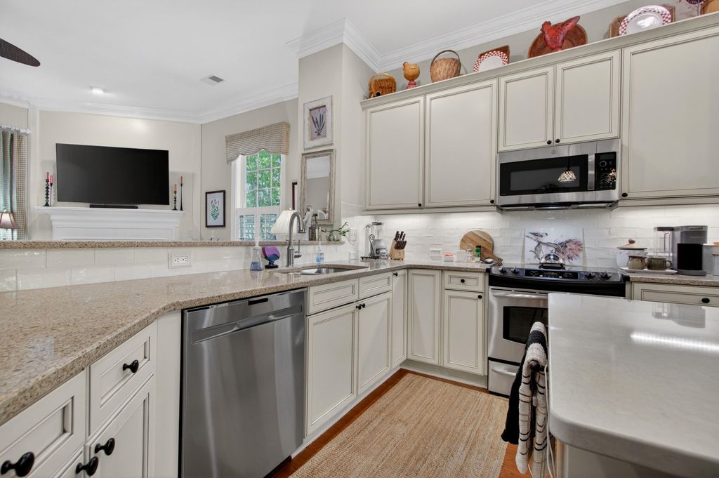 Image 15 of property listing at 142 Donning Drive, Summerville, SC 29483