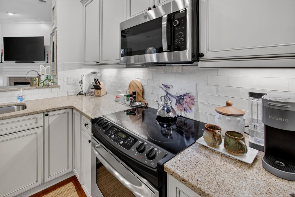 Image 16 of property listing at 142 Donning Drive, Summerville, SC 29483