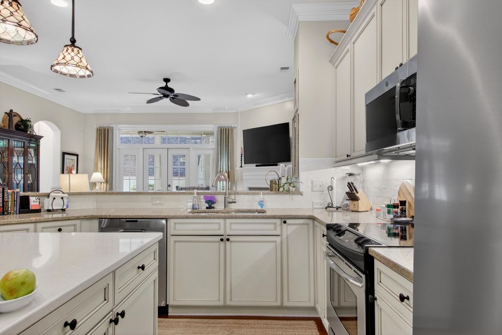 Image 17 of property listing at 142 Donning Drive, Summerville, SC 29483