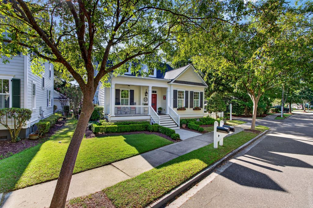 Image 2 of property listing at 142 Donning Drive, Summerville, SC 29483