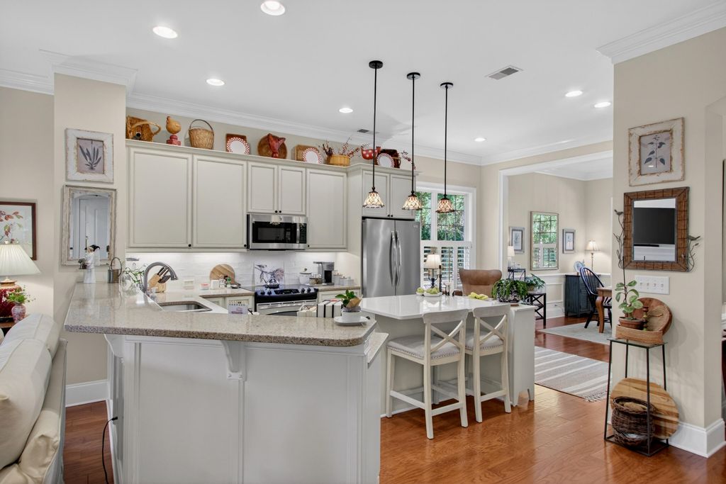 Image 20 of property listing at 142 Donning Drive, Summerville, SC 29483