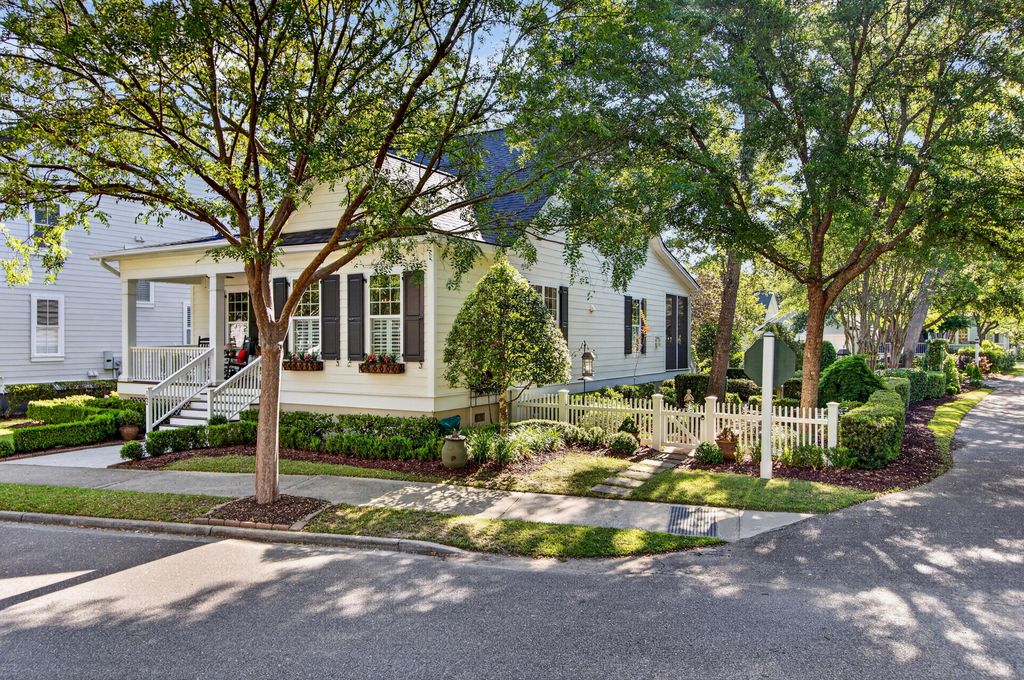 Image 3 of property listing at 142 Donning Drive, Summerville, SC 29483