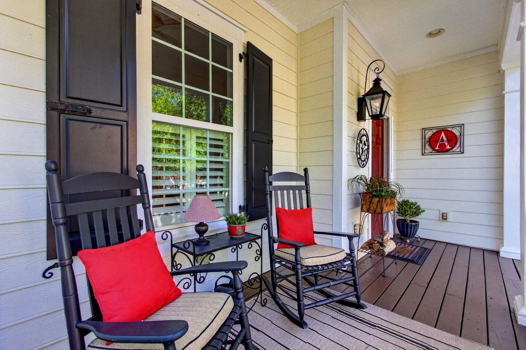 Image 4 of property listing at 142 Donning Drive, Summerville, SC 29483