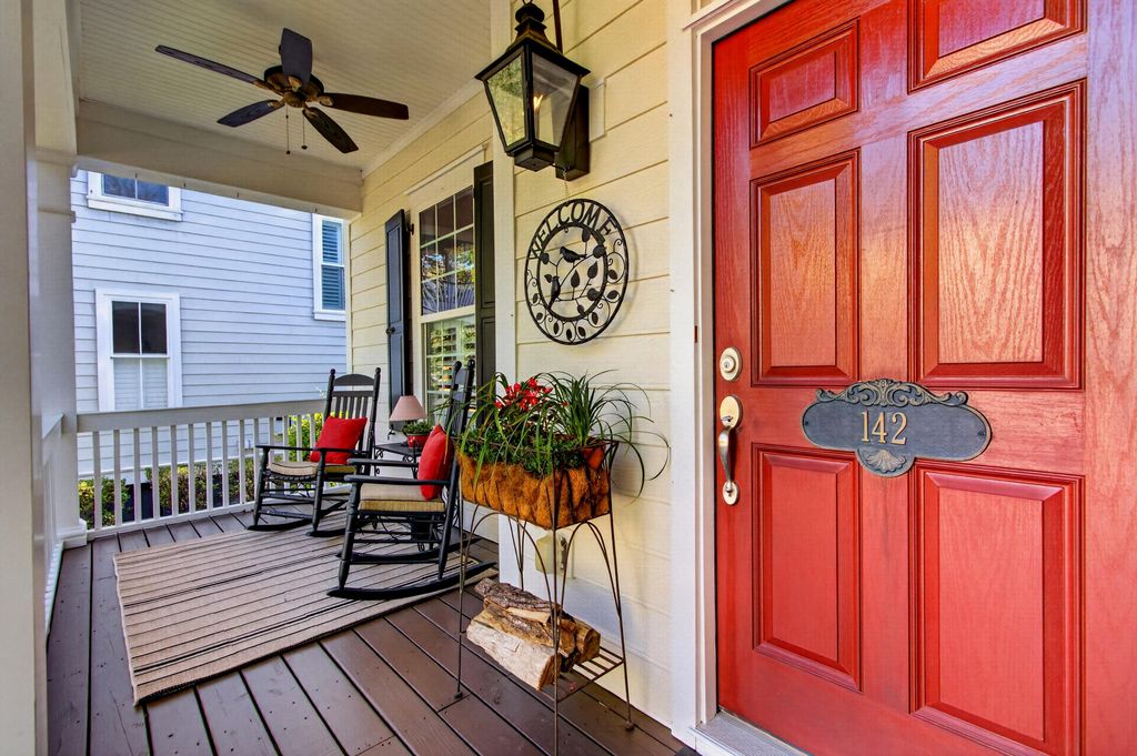 Image 5 of property listing at 142 Donning Drive, Summerville, SC 29483