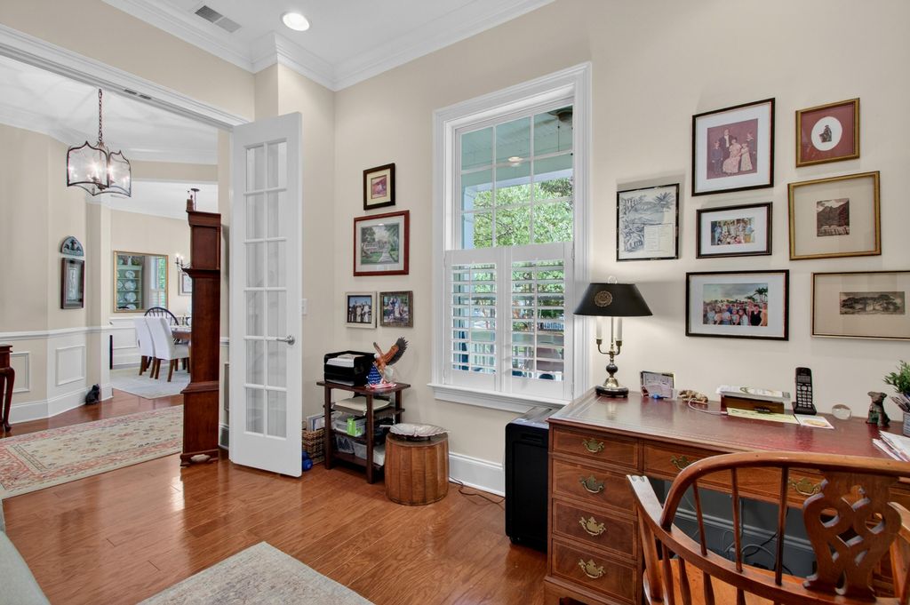 Image 8 of property listing at 142 Donning Drive, Summerville, SC 29483