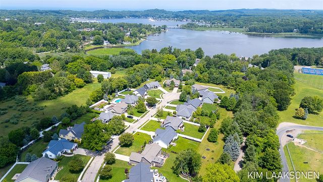 349 Parkside Lane, Douglas, MI 49406