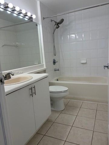 8000 N Nob Hill Rd 206, Tamarac, FL 33321