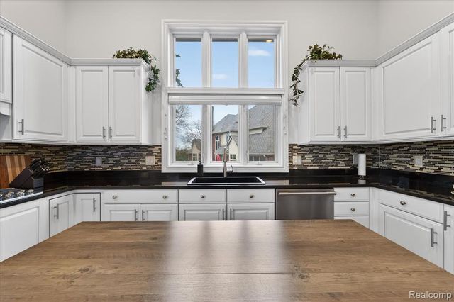 4806 Goodison Place Drive, Rochester, MI 48306