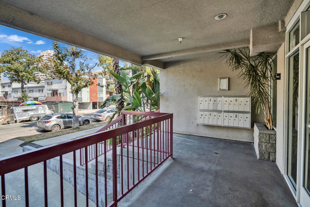 Image 3 of property listing at 432 N Kenwood Street 214, Glendale, CA 91206