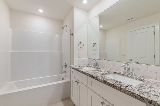 8 Topcliffe Lane, Bella Vista, AR 72715