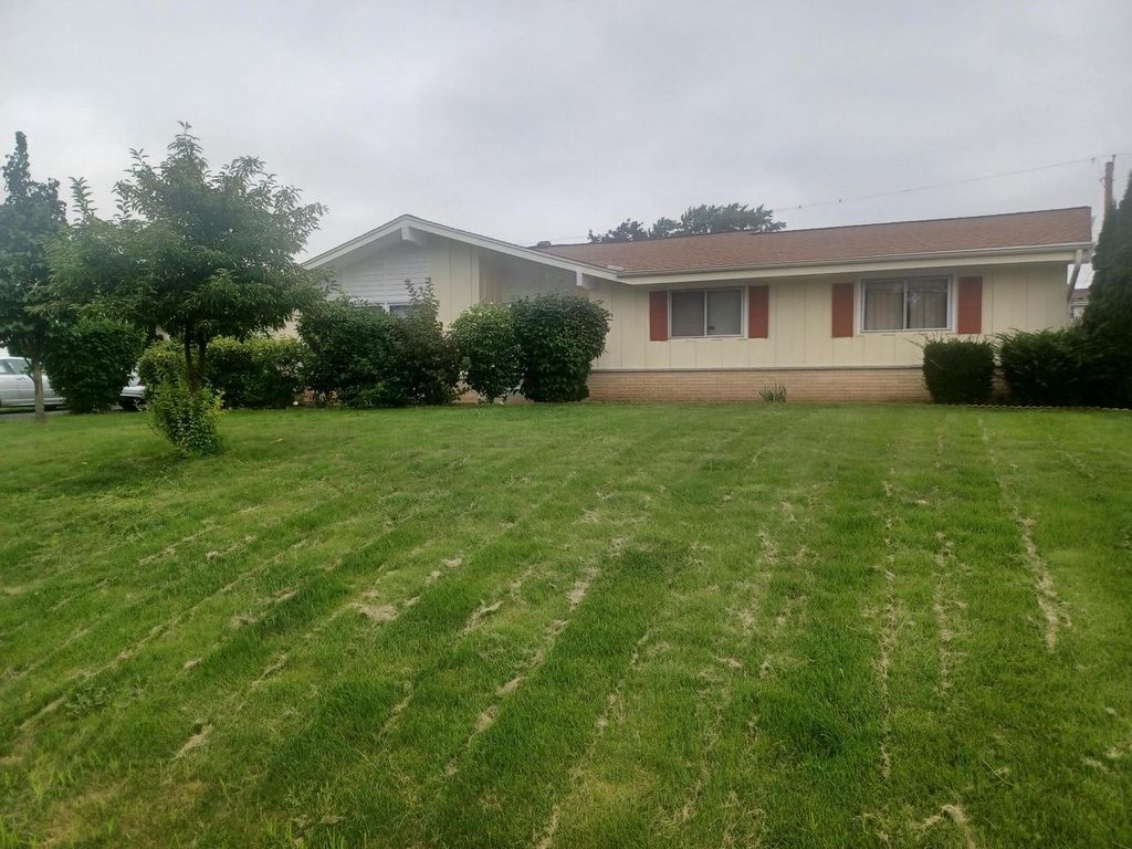13780 W Park AVENUE, New Berlin, WI 53151