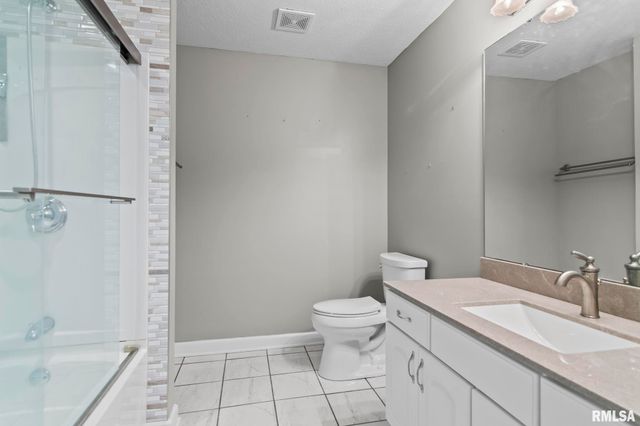 6600 Carlisle Bend Street, Springfield, IL 62711