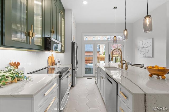 1310 Mackay Place, St Louis, MO 63104