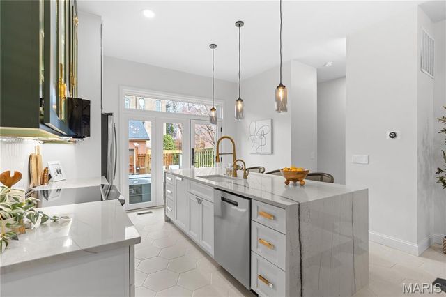 1310 Mackay Place, St Louis, MO 63104