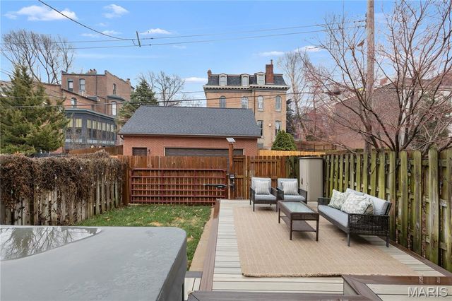 1310 Mackay Place, St Louis, MO 63104