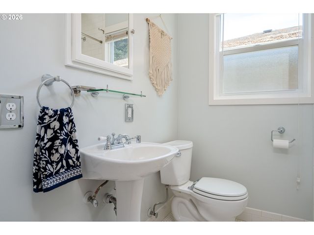 9332 N KELLOGG St, Portland, OR 97203