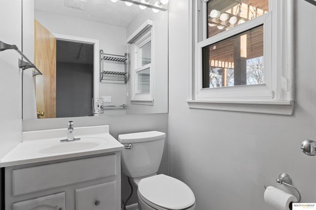 1521 Pinewood Circle, Omaha, NE 68144