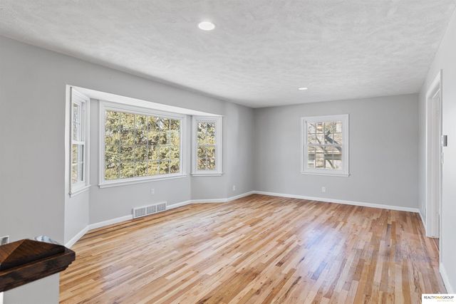 1521 Pinewood Circle, Omaha, NE 68144