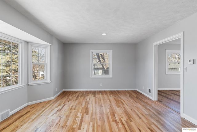 1521 Pinewood Circle, Omaha, NE 68144