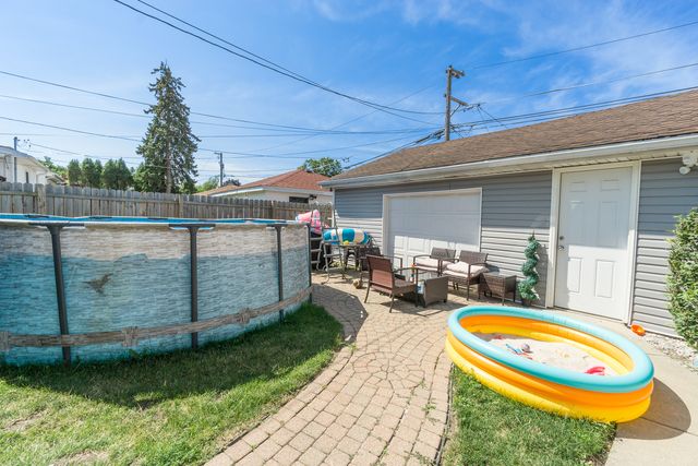 7851 W Oakleaf Avenue, Elmwood Park, IL 60707