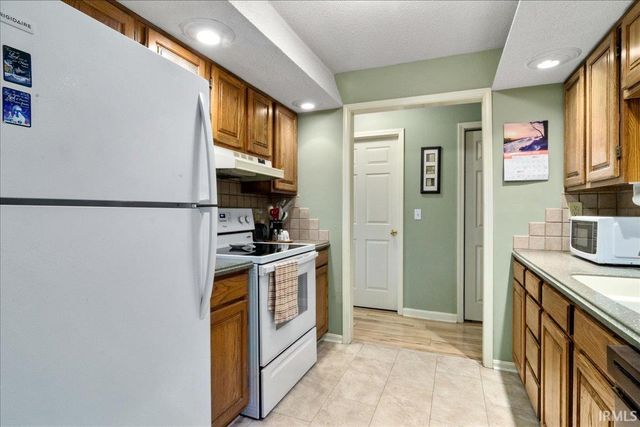 6742 Newburgh Road, Evansville, IN 47715