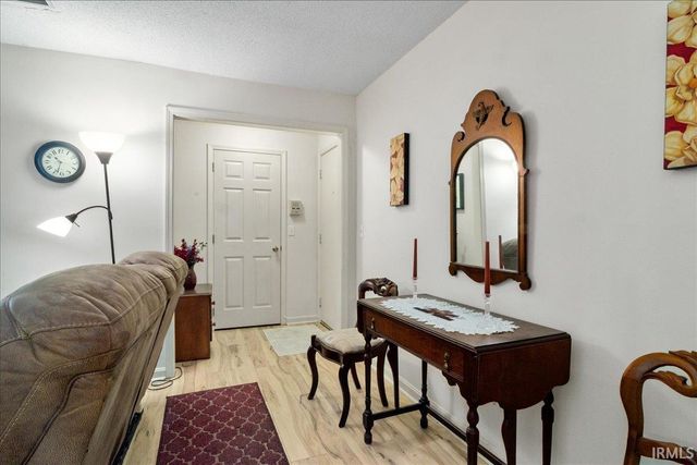 6742 Newburgh Road, Evansville, IN 47715