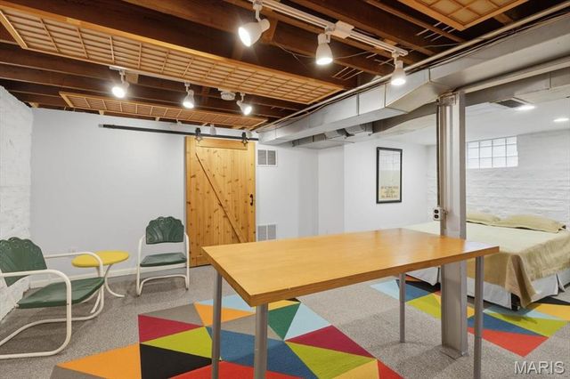 6542 Lindenwood Place, St Louis, MO 63109