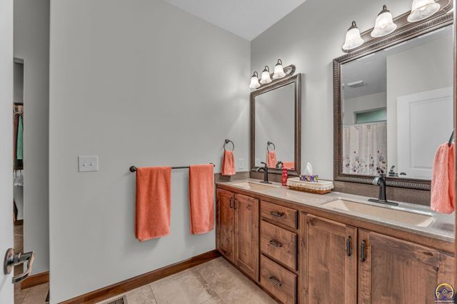 3326 SW 44th Ter, Topeka, KS 66610
