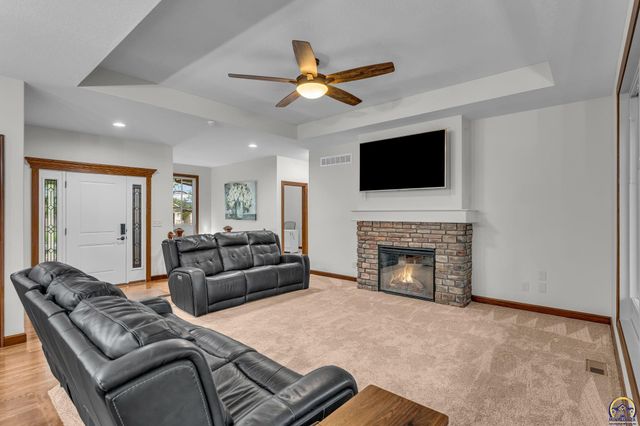3326 SW 44th Ter, Topeka, KS 66610