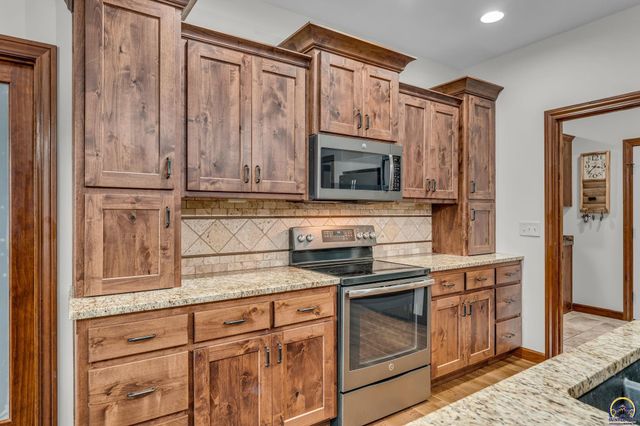 3326 SW 44th Ter, Topeka, KS 66610