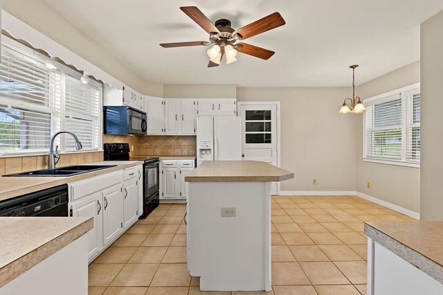3900 N Harding, Bel Aire, KS 67220