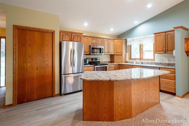 1946 Lakeview Drive, Zeeland, MI 49464