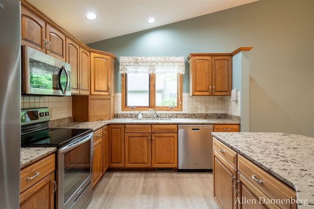 1946 Lakeview Drive, Zeeland, MI 49464